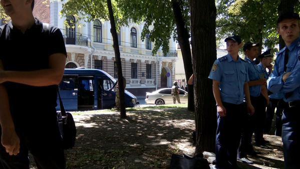 Заворушення біля офісу Добкіна: харківська прокуратура звинуватила міліцію у службовій недбалості