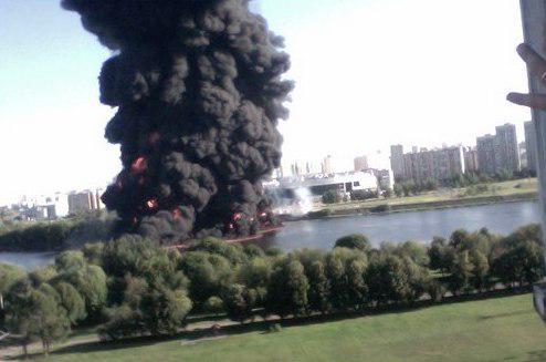 В Москве горит нефтепровод на реке (ФОТО, ВИДЕО)