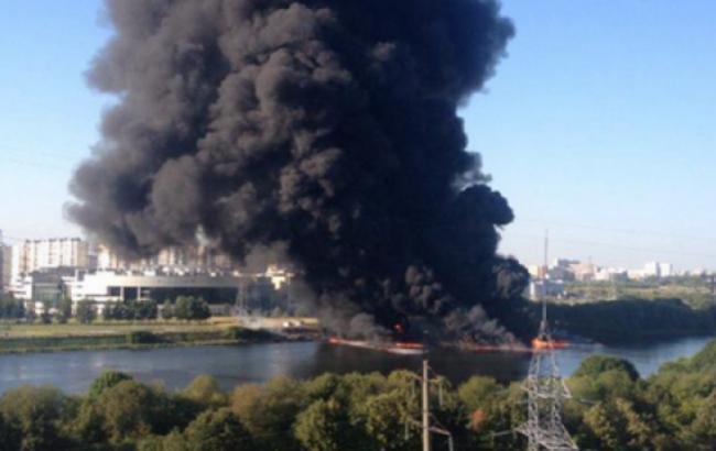 При пожаре нефтепровода в Москве пострадали три человека