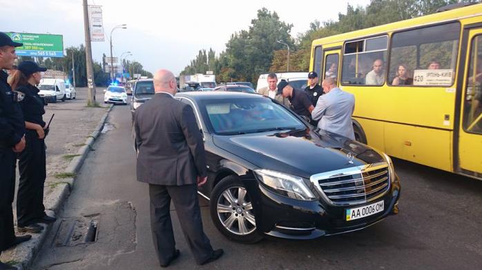 Киевские полицейские остановили автомобиль Суркиса