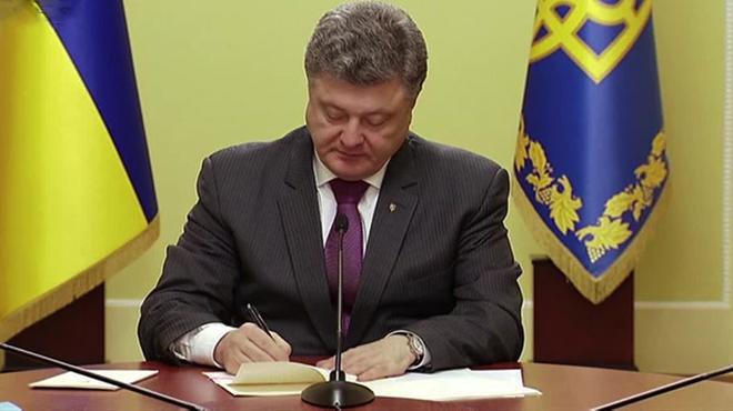 Порошенко подписал указ о создании военно-гражданских администраций в Луганской и Донецкой областях
