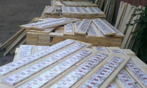 Во Львовской области обнаружен склад, где контрабандные сигареты расфасовывали в доски (ФОТО)