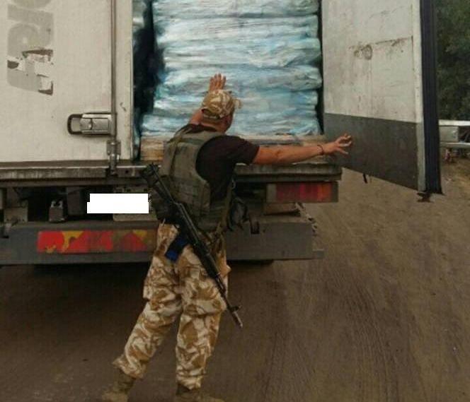 Прикордонники затримали вантажівку з салом, яке намагалися доставити бойовикам