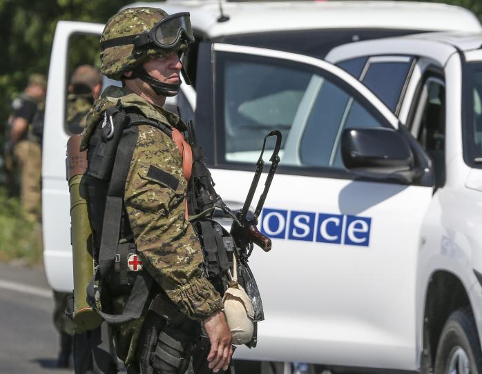 Бойовик ДНР кинув снаряд у машину ОБСЄ