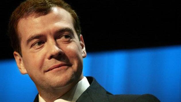 Медведев требует от министров летать в Крым по графику