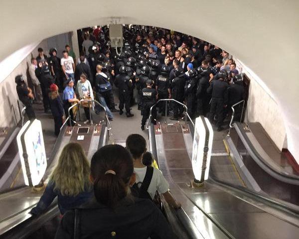 У Києві на станції «Арсенальна» міліція затримала близько 50 футбольних фанатів