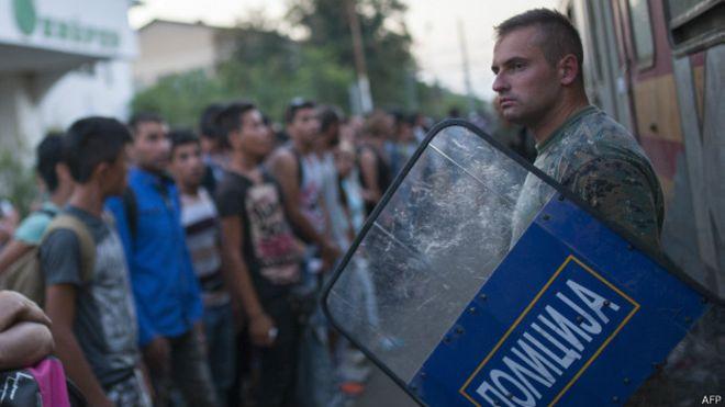 Полиция Македонии применила против беженцев слезоточивый газ