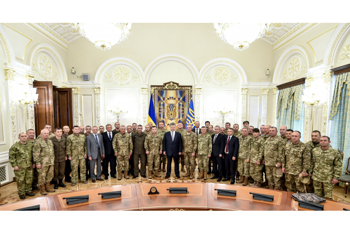 Порошенко відзначив «гібридний» досвід української армії
