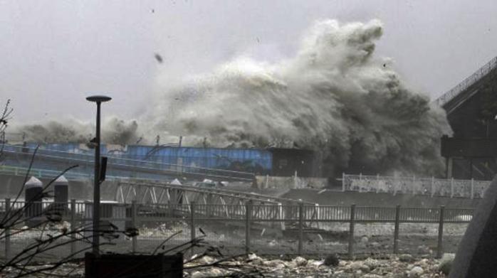 Тайфун обесточил и парализовал часть Японии, ранены более 30 человек
