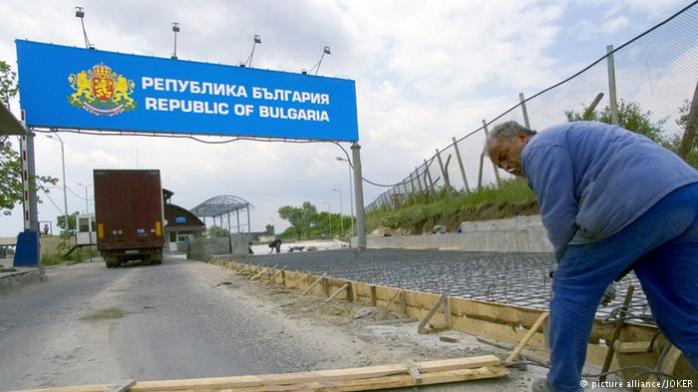 Болгария разместила на границе с Македонией бронетехнику и военных