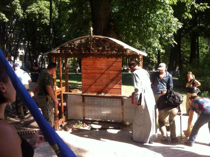 В Мариинском парке разрушена часовня Московского патриархата (ФОТО)