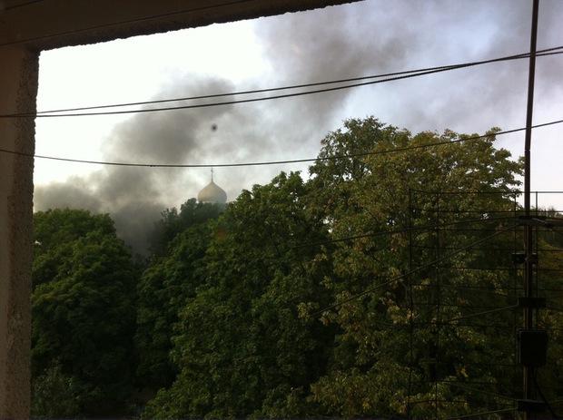 Жителі Ужгорода повідомляють про вибухи, частину міста оповив дим (ФОТО)
