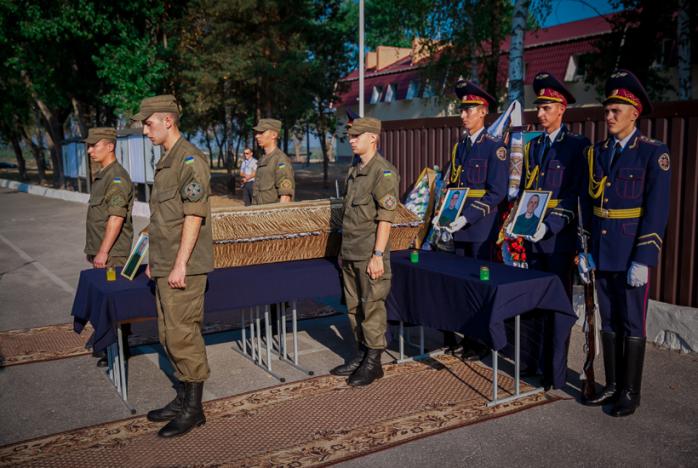 В Украине попрощались с погибшим у Рады нацгвардейцем (ФОТО)