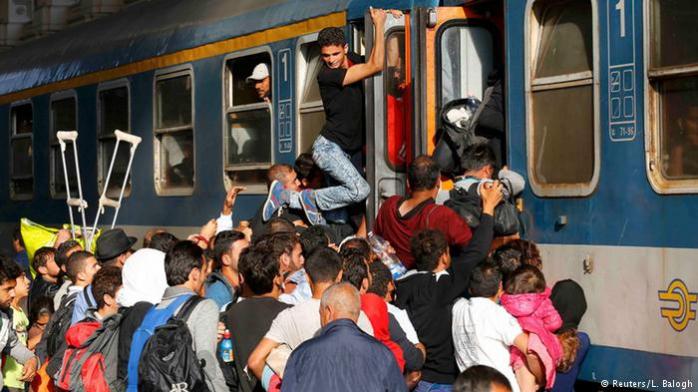 Угорщина зупинила всі поїзди в Західну Європу через наплив мігрантів (ФОТО)