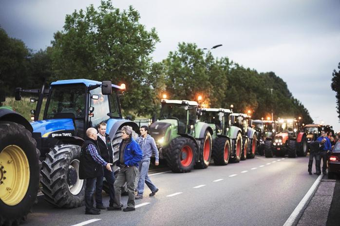 Фермеры тракторами перекрыли движение в Париж