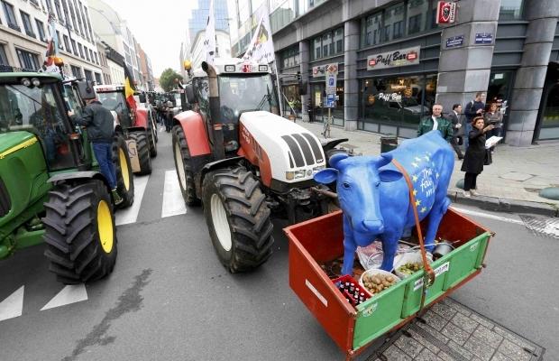 Розгнівані фермери тракторами перекрили вулиці Брюсселя (ФОТО)