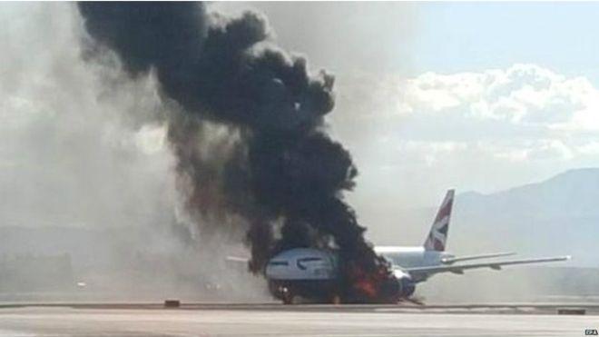 В Лас-Вегасе на взлетной полосе загорелся самолет, 14 пострадавших