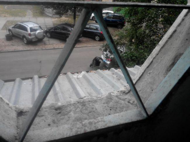 В Киеве под автомобилем нашли боевую гранату