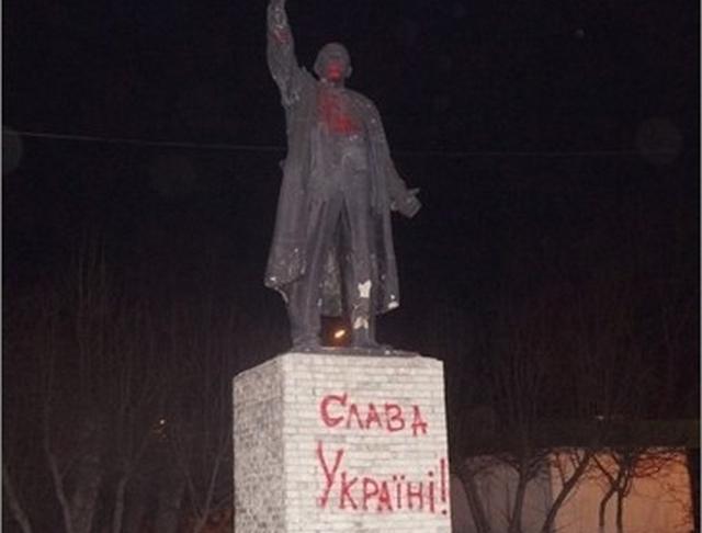 У Новосибірську чотирьох росіян відправили у колонію за напис «Слава Україні» на пам’ятнику