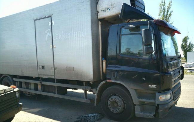 На Донбасі затримали вантажівку з контрабандою, яку супроводжувала міліція