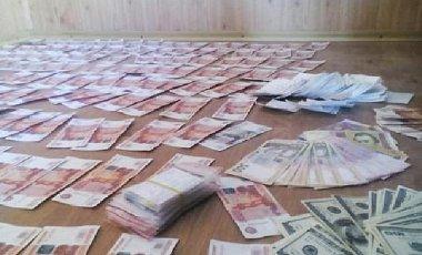 На линии разграничения пограничники задержали мужчину с миллионом рублей