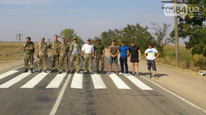 Блокаду активистов на границе с Крымом пытались протаранить грузовиком (ФОТО)