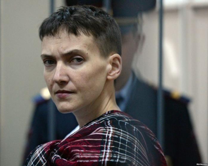 Савченко доставили в суд, квартал оцепили полицейские и казаки