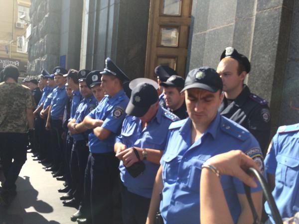 В Харькове неизвестные в балаклавах пикетировали здание горсовета
