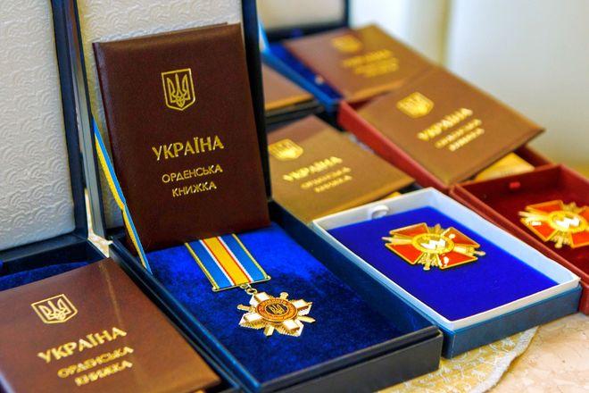 Порошенко наградил еще 24 бойца АТО, 14 — посмертно