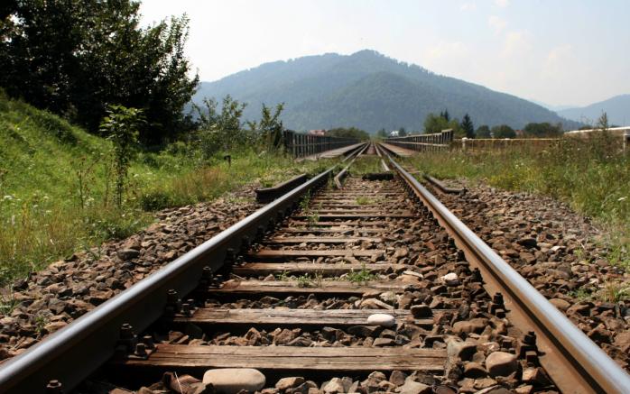 В Хмельницкой области ограничили движение поездов из-за подозрения о минировании путей