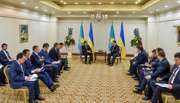 Порошенко провел встречу с премьером Казахстана