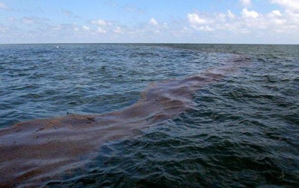 Разлив нефти произошел у берегов Севастополя