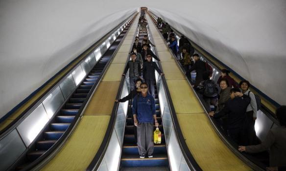 Иностранным журналистам позволили сфотографировать метро в КНДР (ФОТО)