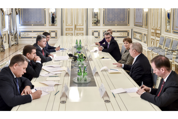 Порошенко засудив плани сепаратистів щодо виборів у 2016 році