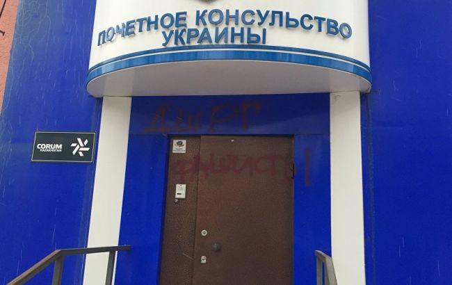Неизвестные расписали оскорблениями консульство Украины в Караганде (ФОТО)