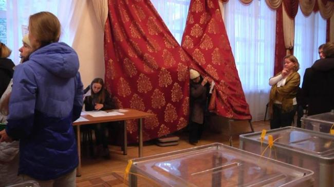В Сумах избиратели вместо кабинок голосовали за шторами (ФОТО)