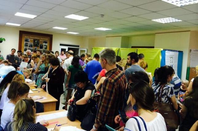 Явка виборців в Україні на восьму вечора складає 46,5% (ІНФОГРАФІКА)