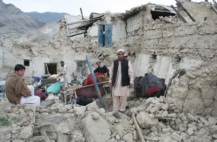 Жертв землетрясения в Афганистане и Пакистане уже 390