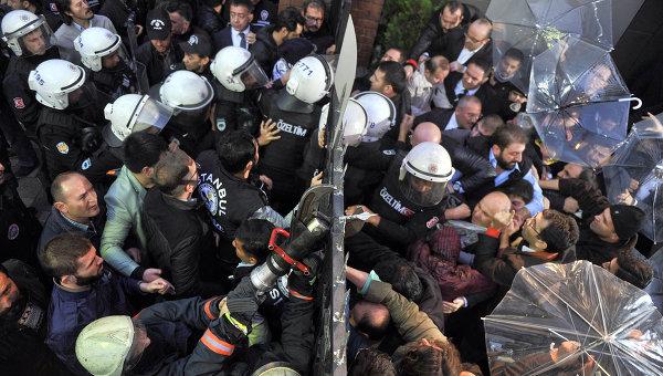 Полиция Турции взяла штурмом офисы двух телеканалов