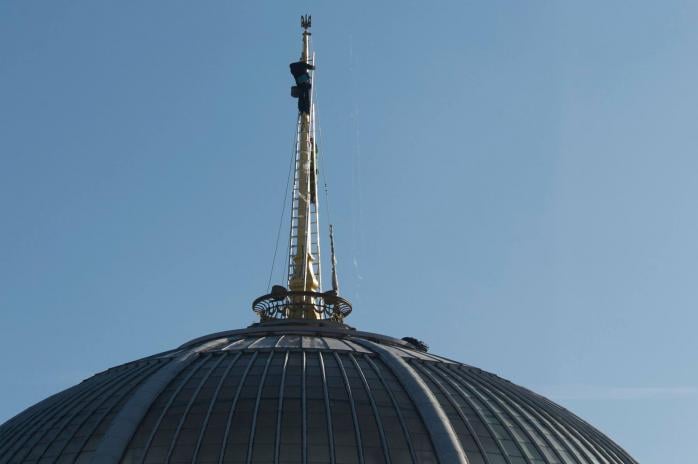 На куполі Верховної Ради замість радянської зірки встановили тризуб (ФОТО)