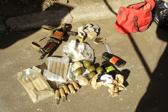 В Одессе обнаружили автомат и гранаты в мусорном баке