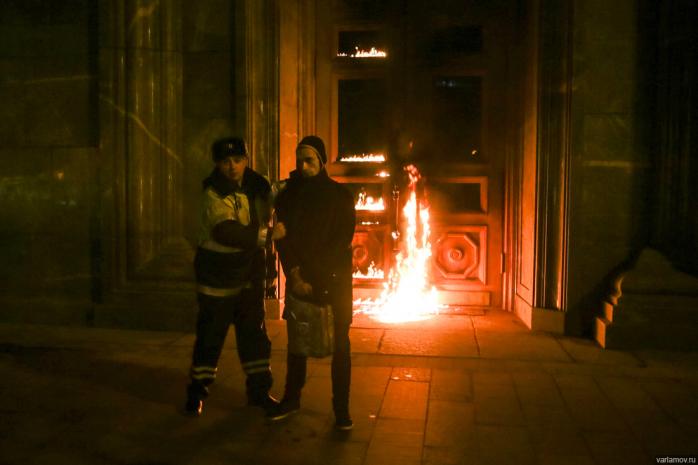 У Москві художник намагався підпалити будівлю ФСБ (ФОТО, ВІДЕО)