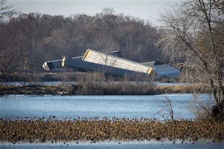 В США из-за аварии грузового поезда произошла утечка нефти