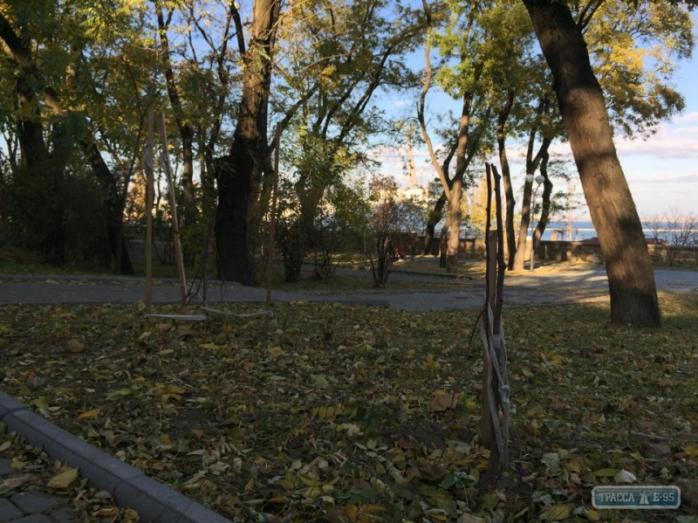 В Одессе неизвестные уничтожили аллею Небесной сотни (ФОТО)