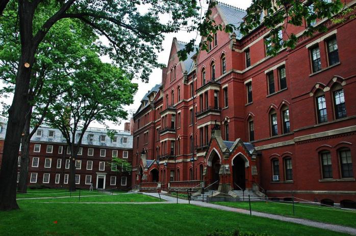 Через загрозу вибухів евакуйовані студенти Гарвардського університету