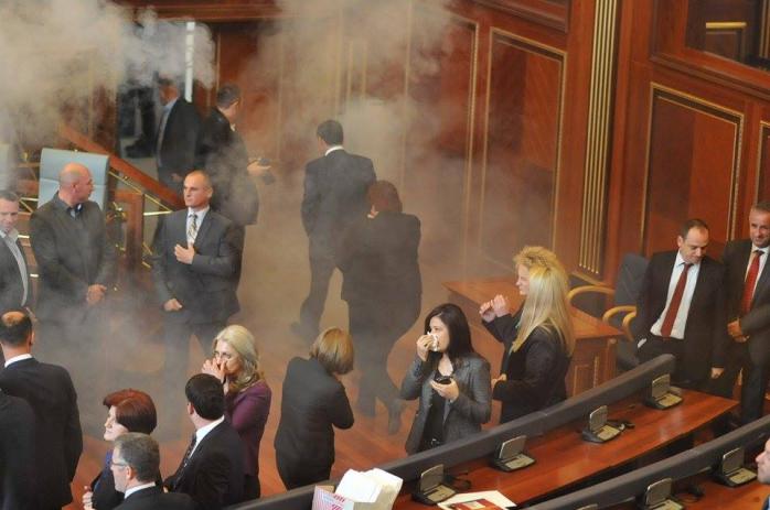 В Косово на заседании парламента оппозиция распылила слезоточивый газ