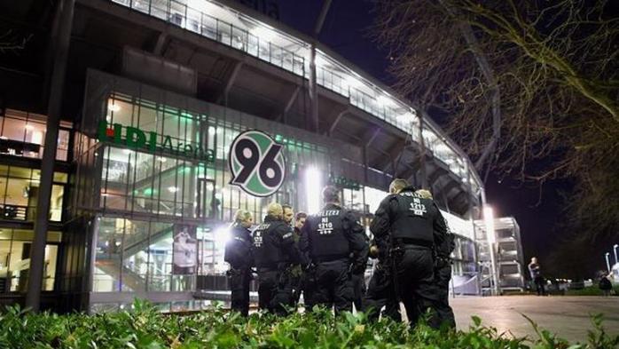 Возле стадиона в Германии обнаружено заминированное авто — СМИ