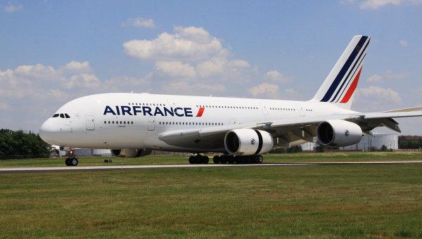 Два французских самолета изменили курс из-за сообщений о бомбах