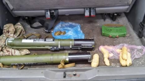 В Мариуполе в автомобиле в жилом массиве обнаружили взрывчатку (ФОТО)