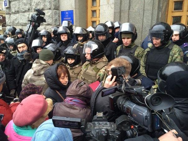 Харьковский горсовет пикетируют, здание окружили силовики